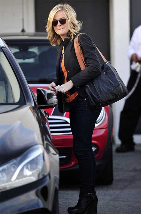 A picture of Amy Poehler opening her car door.